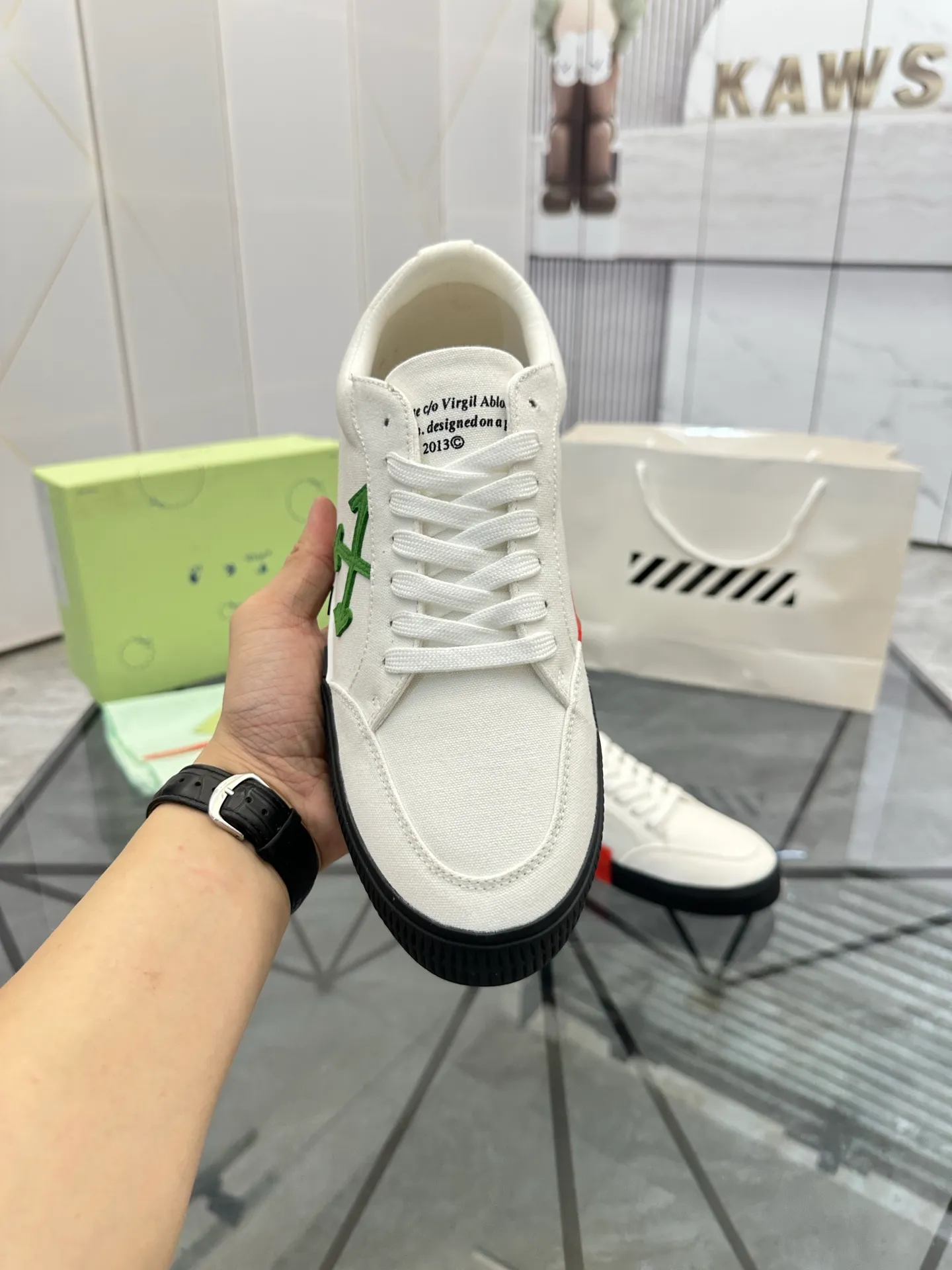 Selling men's shoes 💰: 💰P440¥ Product trademark: OFF WHITE *"OFF WHITE*" low-top casual shoes Regular size: 35-45 (can be customized to 46) Couple style Product materials: Original fabric from the upper counter, breathable lining, original outsole. No.: H203
